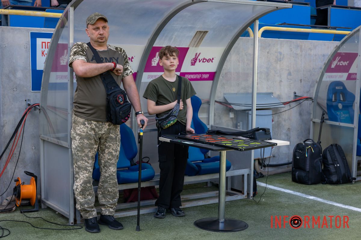 Традиційно, перший удар по м'ячу завдав військовий