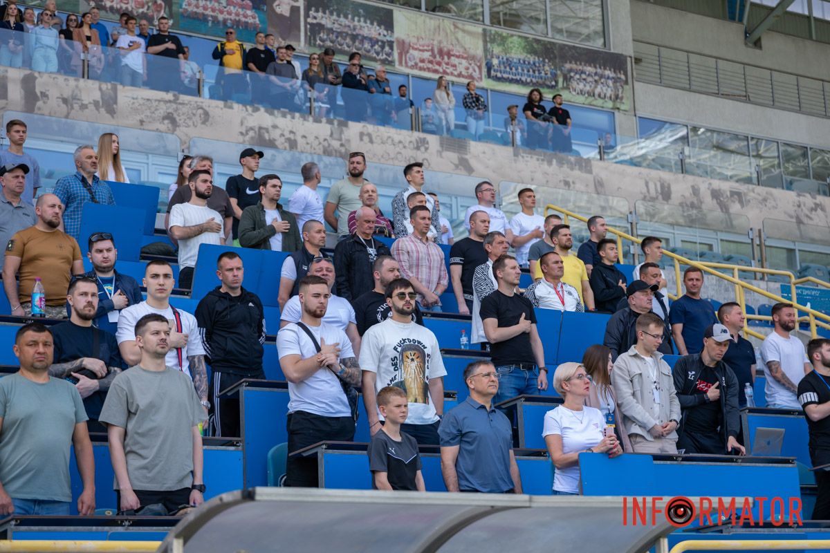Ні, це не глядачі, їх на трибуни усе ще не пускають. Окрім преси та "віпів"