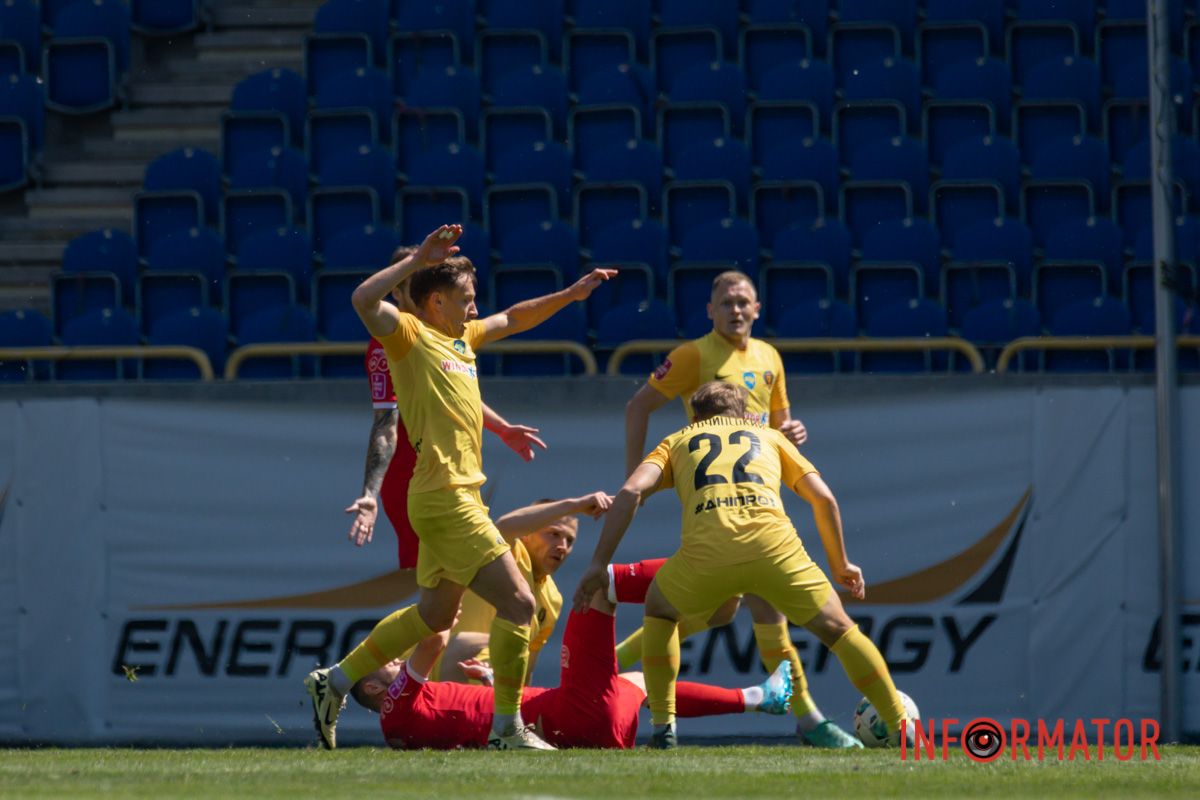 Через них і перший тайм розпочався пізніше, й другий затримався, й за 15 хвилин до кінця гри її знов переривали