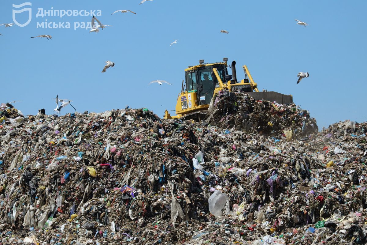 В настоящее время в город уже прибыли первые три фронтальных погрузчика Komatsu