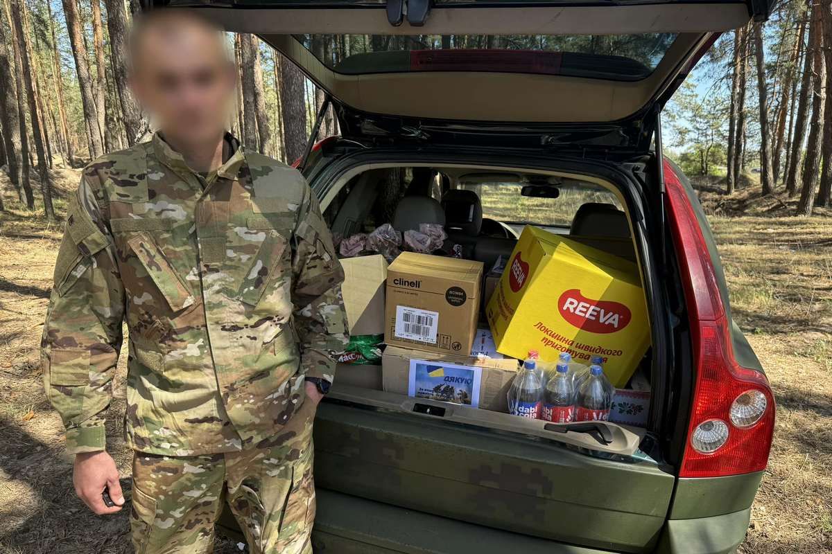 Захисникам передали машину та смаколики Захисникам передали машину та смаколики