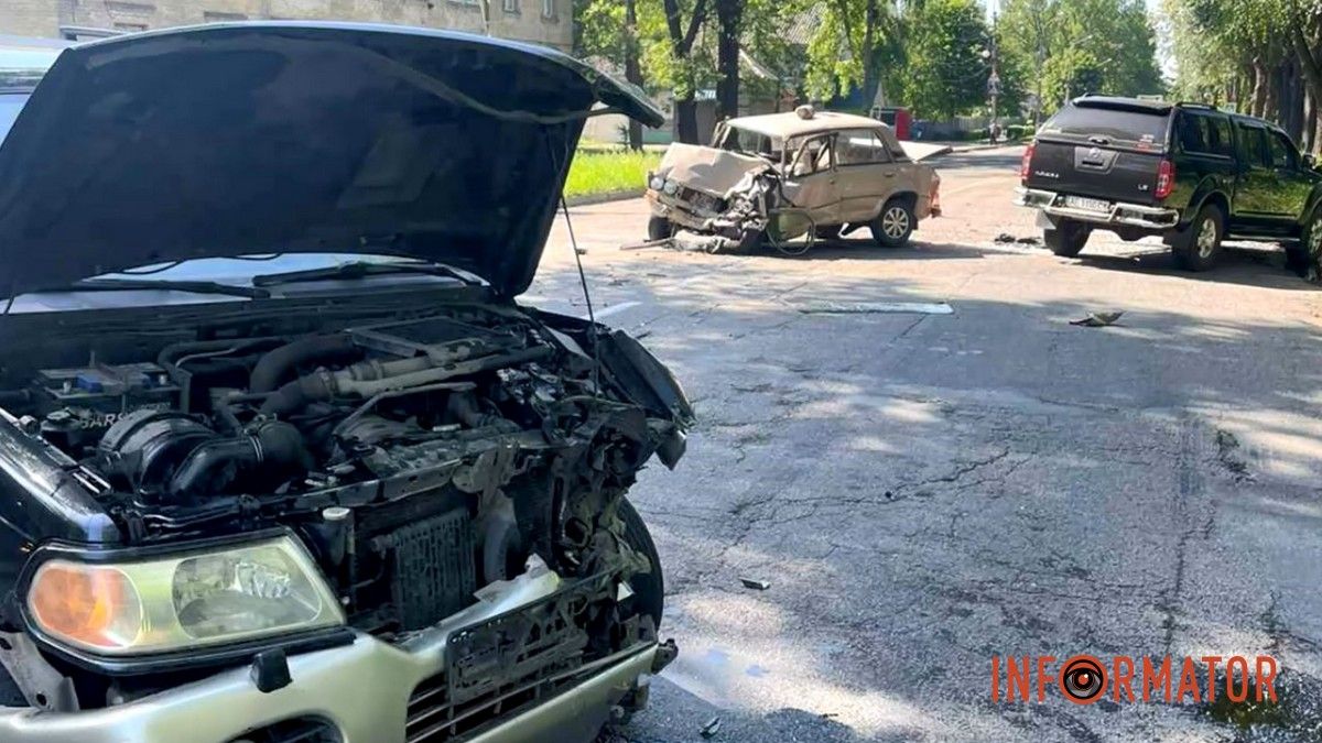 Відео моменту ДТП: у Кам’янському ВАЗ після зіткнення з Nissan відлетів у Mitsubishi, є постраждалі