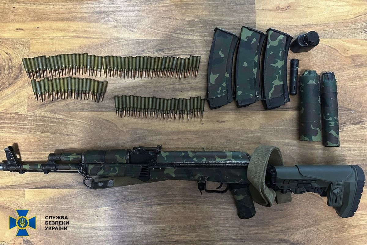 Під час обшуку в його помешканні знайшли автомат АК-74 з глушниками та набоями до нього Під час обшуку в його помешканні знайшли автомат АК-74 з глушниками та набоями до нього