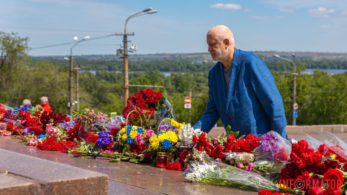 Що відбувалось у Дніпрі 9-го травня в День Європи біля пам'ятника Слави