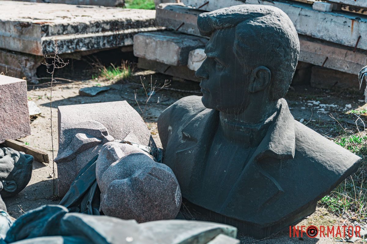 Памятники хранятся на территории одного из коммунальных предприятий Памятники хранятся на территории одного из коммунальных предприятий