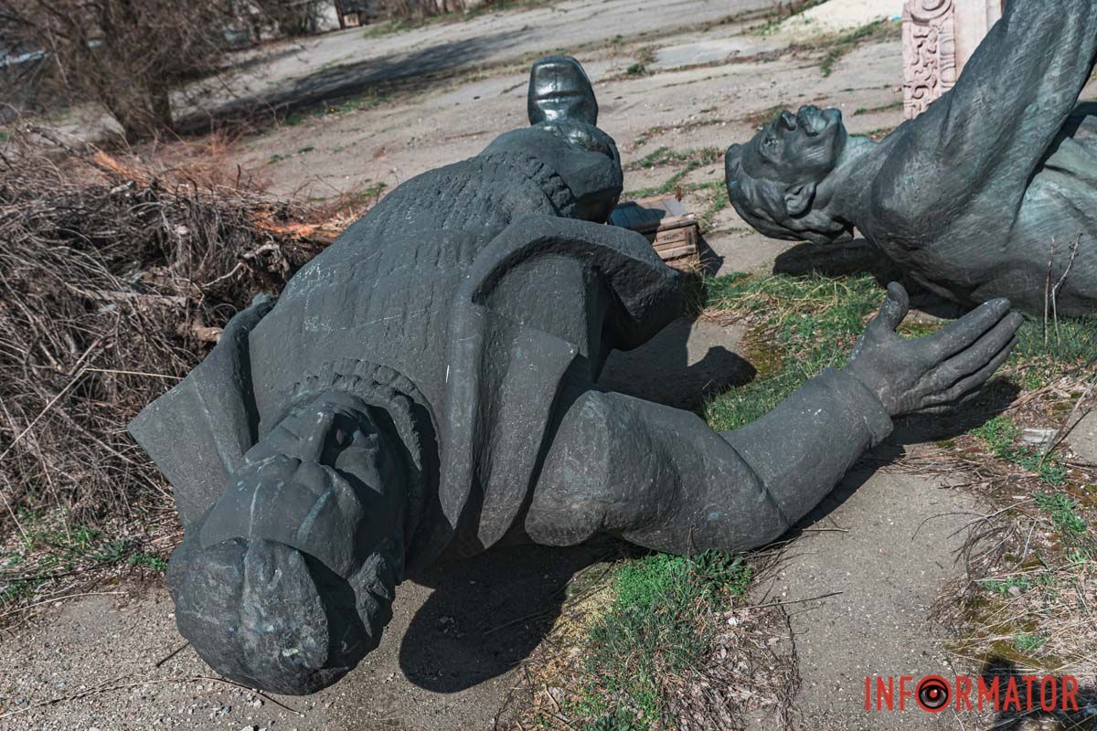 Памятник Чкалову находился возле парка Глобы Памятник Чкалову находился возле парка Глобы