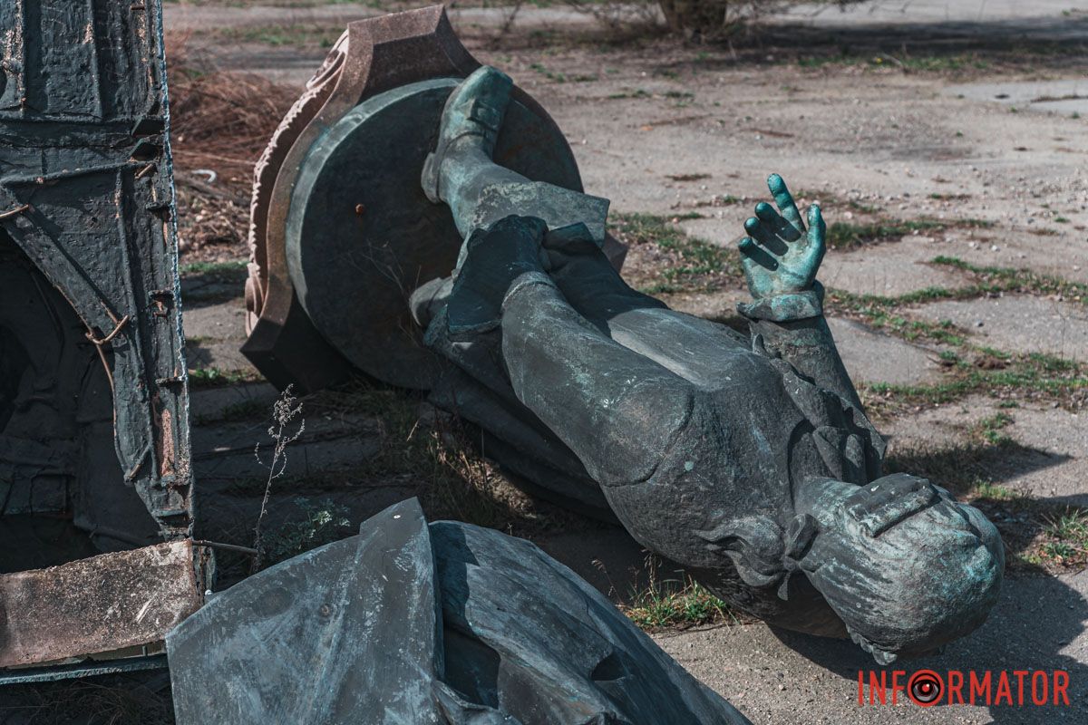 Памятник русскому ученому Ломоносову Памятник русскому ученому Ломоносову