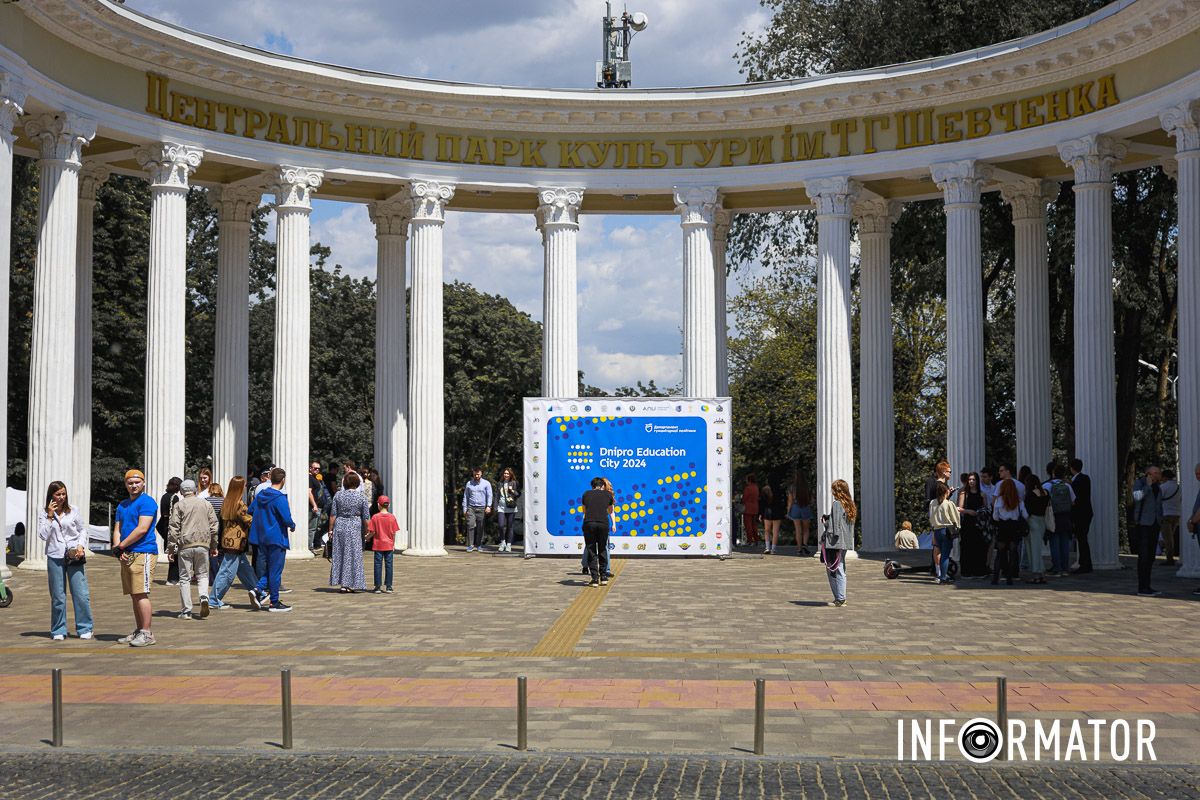 Центральний вхід зі сторони арки