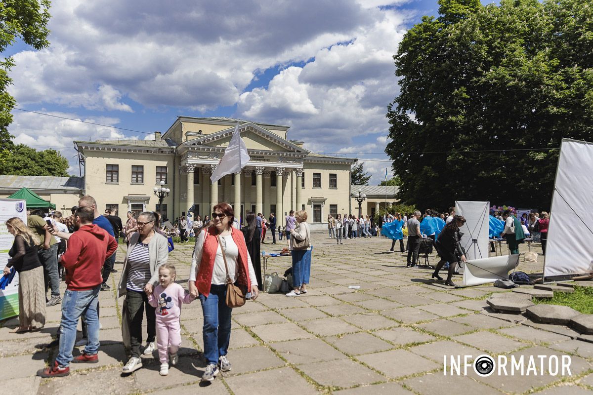 Поблизу Палацу студентів