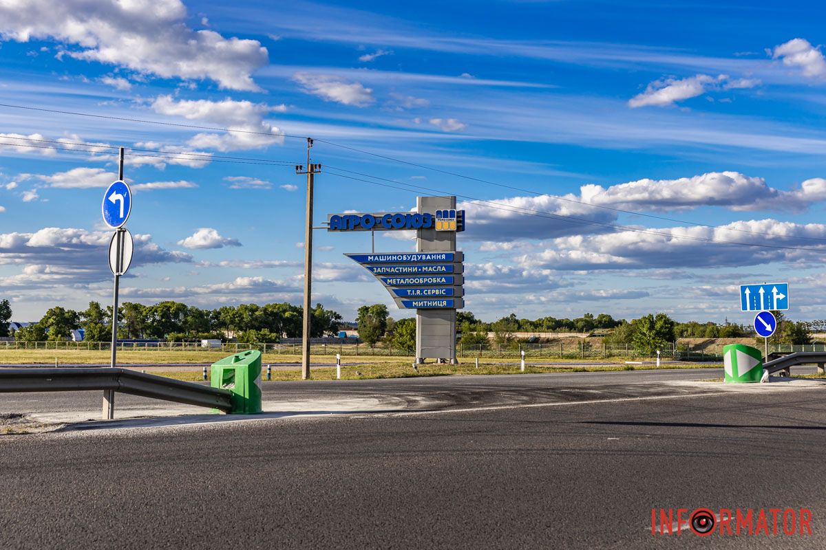 На время выполнения работ по периметру зоны выполнения работ устанавливали временные дорожные знаки и сигнальное освещение на ограждении На время выполнения работ по периметру зоны выполнения работ устанавливали временные дорожные знаки и сигнальное освещение на ограждении