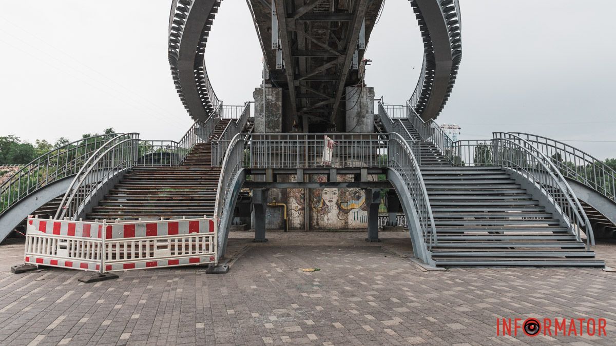 У Дніпрі наполовину завершили ремонт сходів пішохідного мосту на Монастирський острів