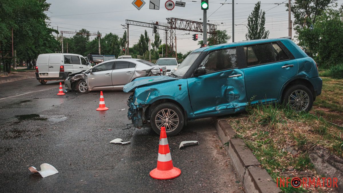 У Дніпрі на Каруни вантажівка DAF зіткнулася з двома Toyota та Lifan: є постраждала, рух ускладнений