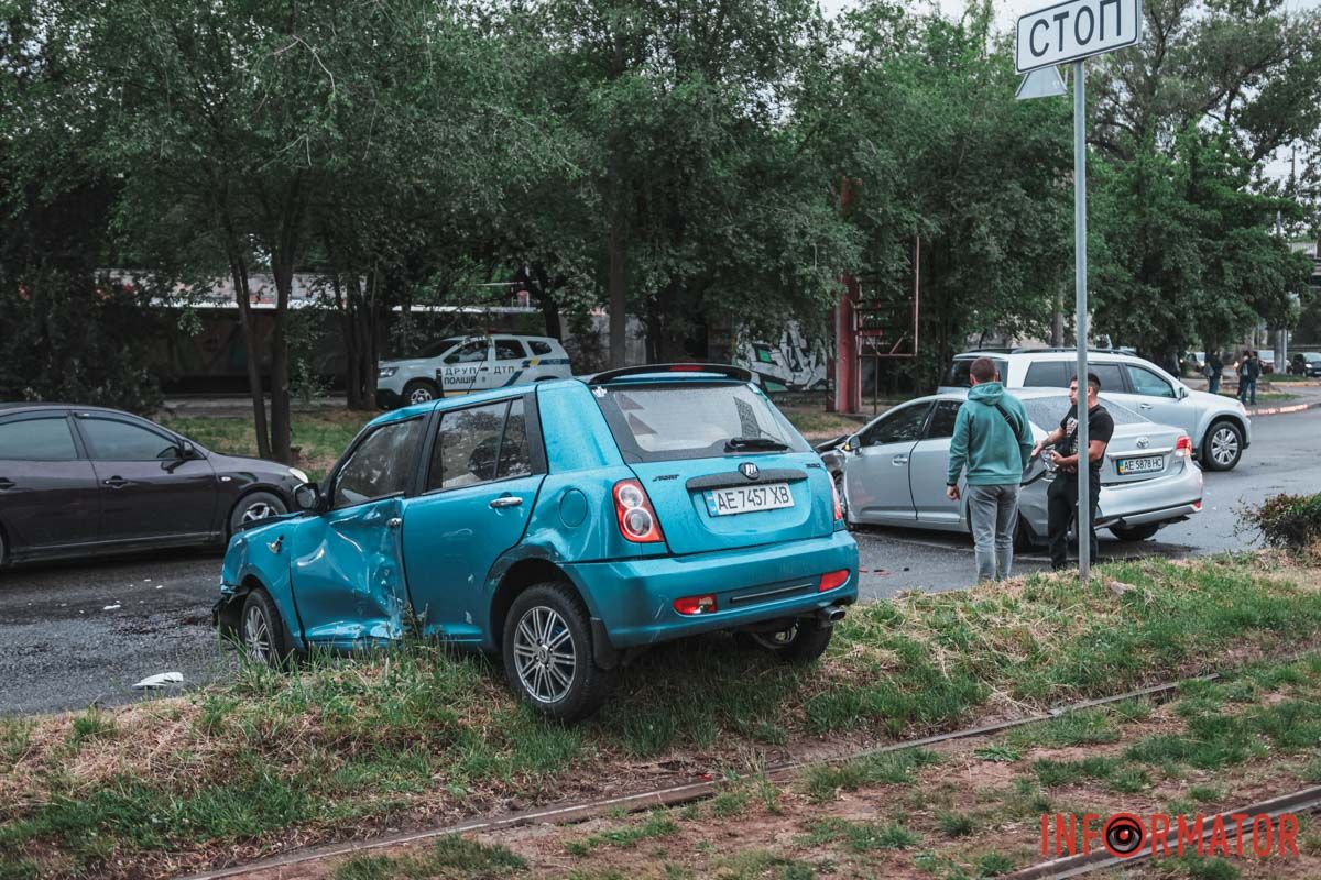 13 травня у Дніпрі, на перехресті вулиць Каруни та Енеїди, сталася аварія 13 травня у Дніпрі, на перехресті вулиць Каруни та Енеїди, сталася аварія