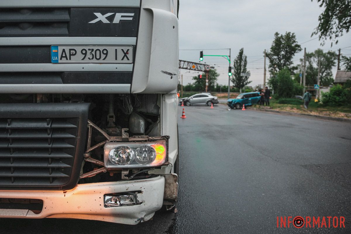 Від удару його винесло на зустрічну смугу та він влетів у Toyota, яка врізалась в іншу Toyota Від удару його винесло на зустрічну смугу та він влетів у Toyota, яка врізалась в іншу Toyota