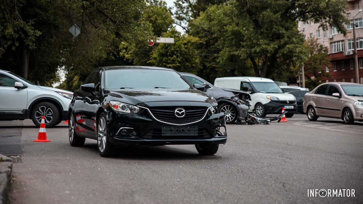 В Днепре на Святослава Храброго столкнулись Mazda и Toyota
