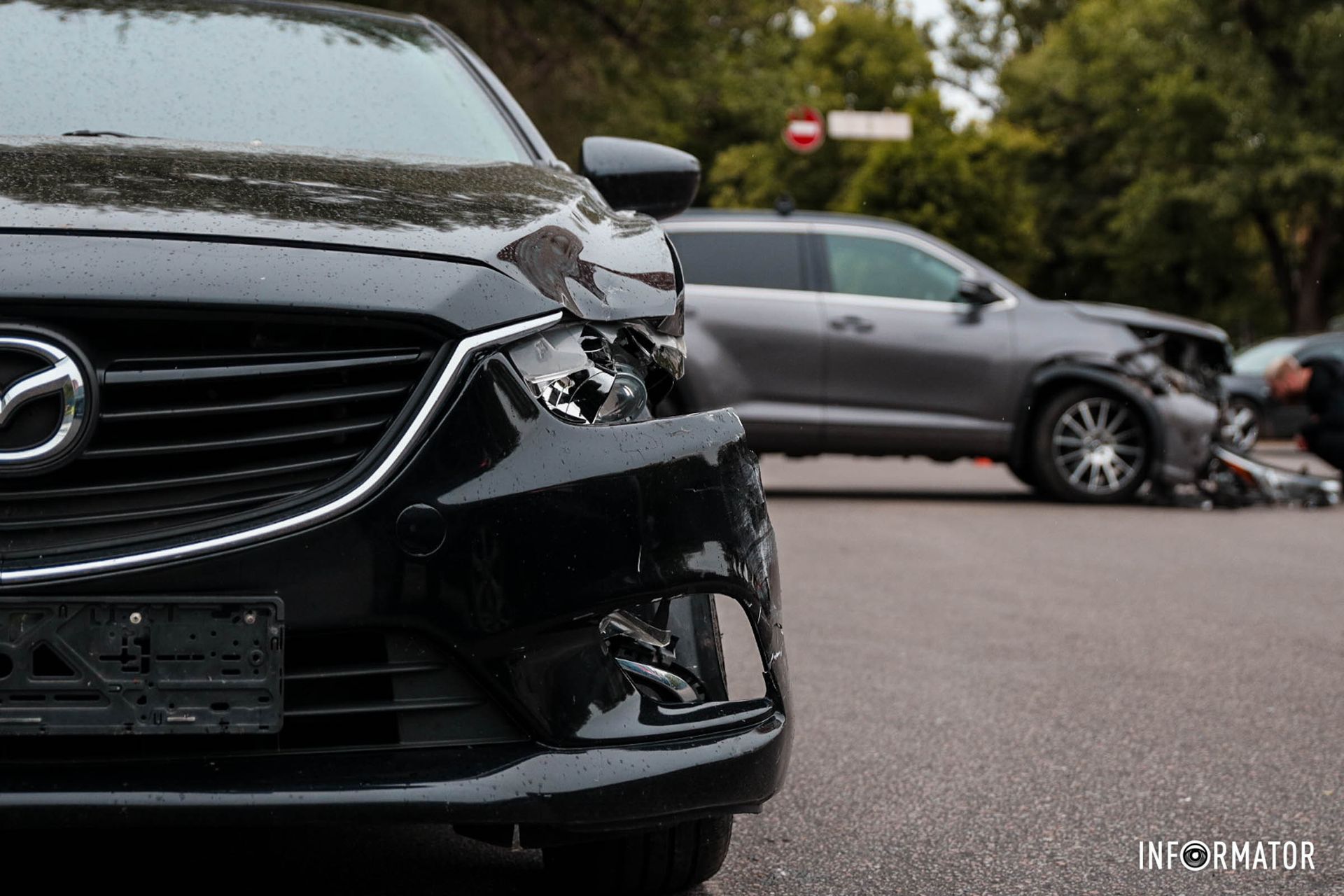 В Днепре на Святослава Храброго столкнулись Mazda и Toyota В Днепре на Святослава Храброго столкнулись Mazda и Toyota