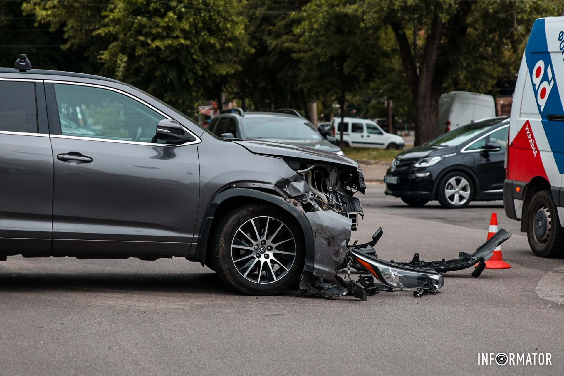 У Toyota повреждена передняя часть У Toyota повреждена передняя часть