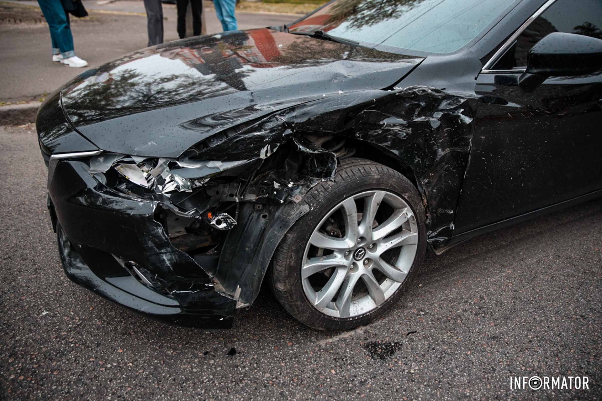 Столкнулись два автомобиля - Toyota и Mazda Столкнулись два автомобиля - Toyota и Mazda