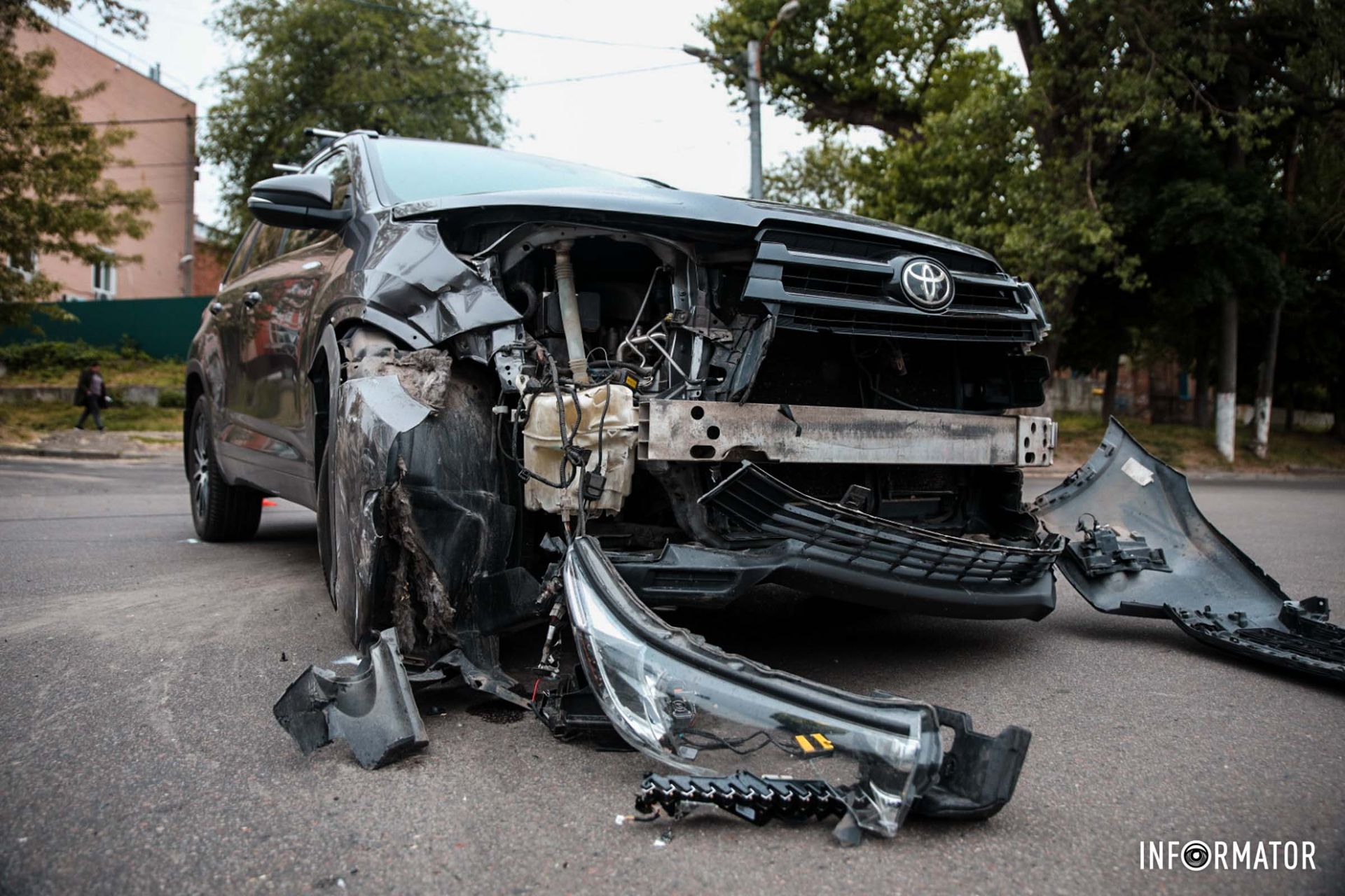 В Днепре на Святослава Храброго столкнулись Mazda и Toyota, никто не пострадал В Днепре на Святослава Храброго столкнулись Mazda и Toyota, никто не пострадал