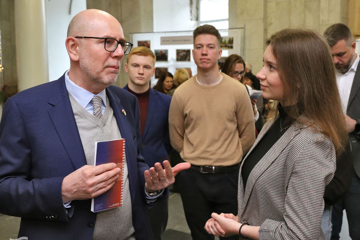 Подписанный документ мэр Днепра Борис Филатов презентовал господину послу