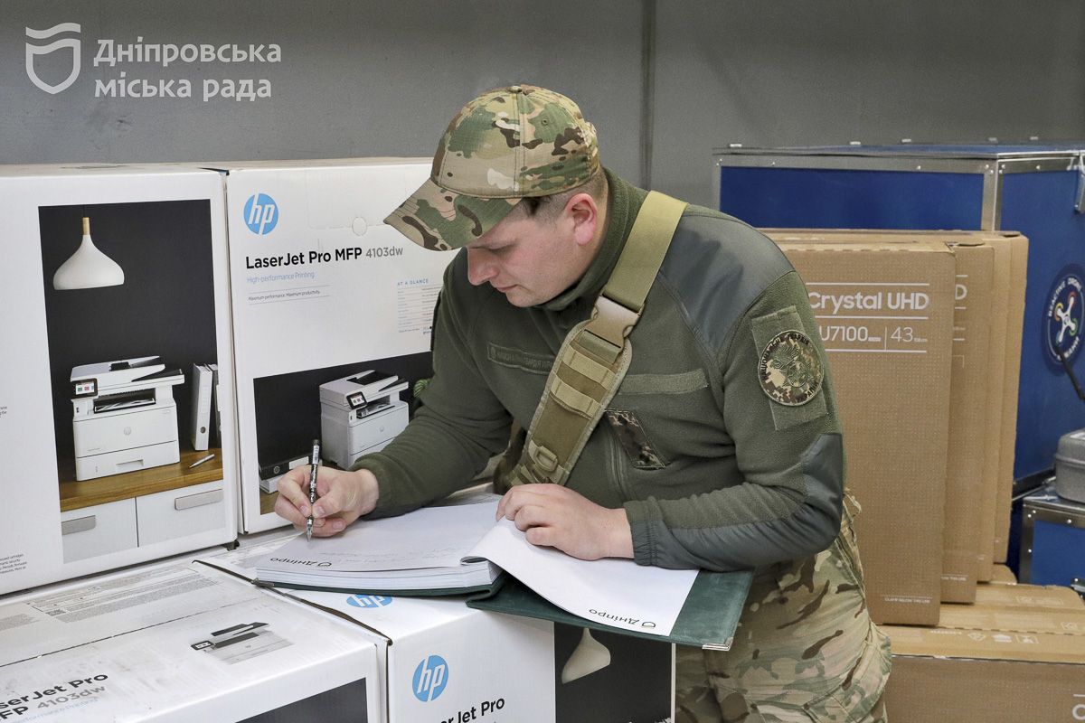 Нині разом із БПЛА бійці також забрали низку телевізорів, зарядні станції та комп’ютерне обладнання Нині разом із БПЛА бійці також забрали низку телевізорів, зарядні станції та комп’ютерне обладнання