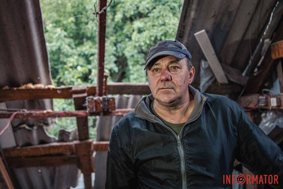 Це Юрій, він приїхав з Авдіївки у Дніпро лікувати дружину