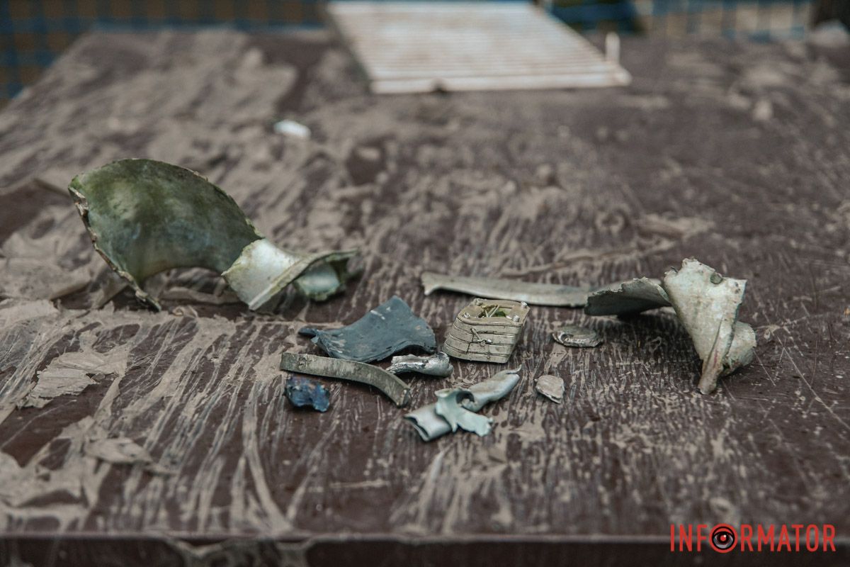 Уламки впали на дах 