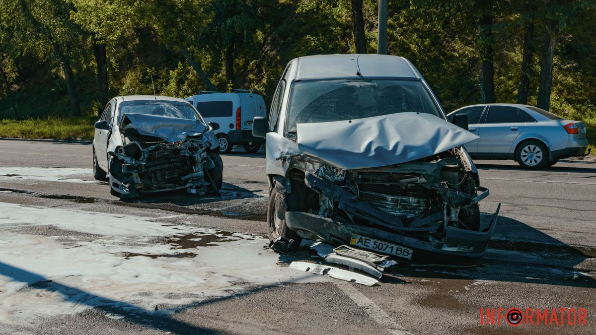 В Днепре на Сичеславской Набережной столкнулись Peugeot и Chevrolet: образовалась пробка