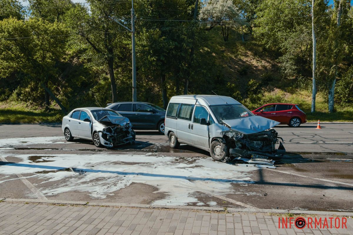 Здесь столкнулись Peugeot и Chevrolet</strong> Здесь столкнулись Peugeot и Chevrolet</strong>