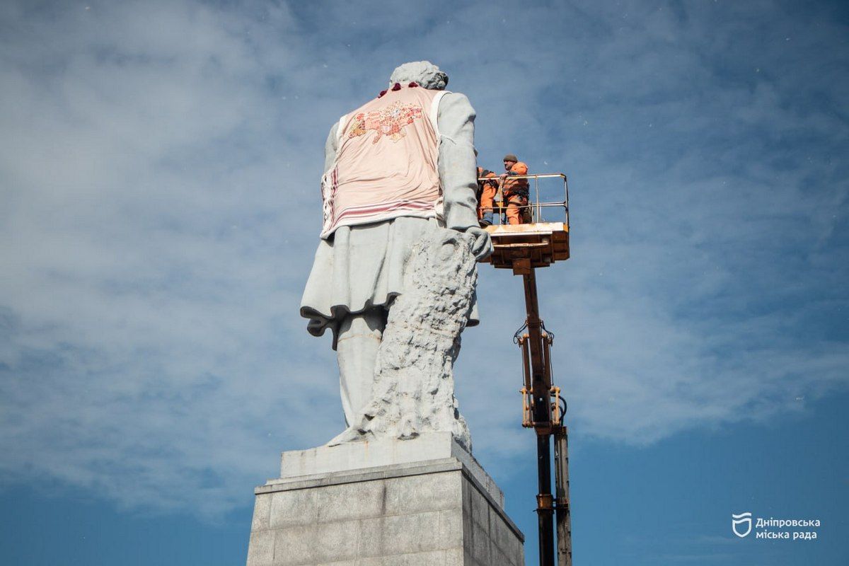 Прикрашений кептар одягнули й на пам’ятник Тараса Шевченка
