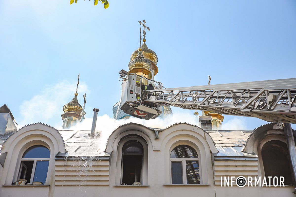 Станом на 10:34 з однієї з будівель храму ще йшов дим Станом на 10:34 з однієї з будівель храму ще йшов дим