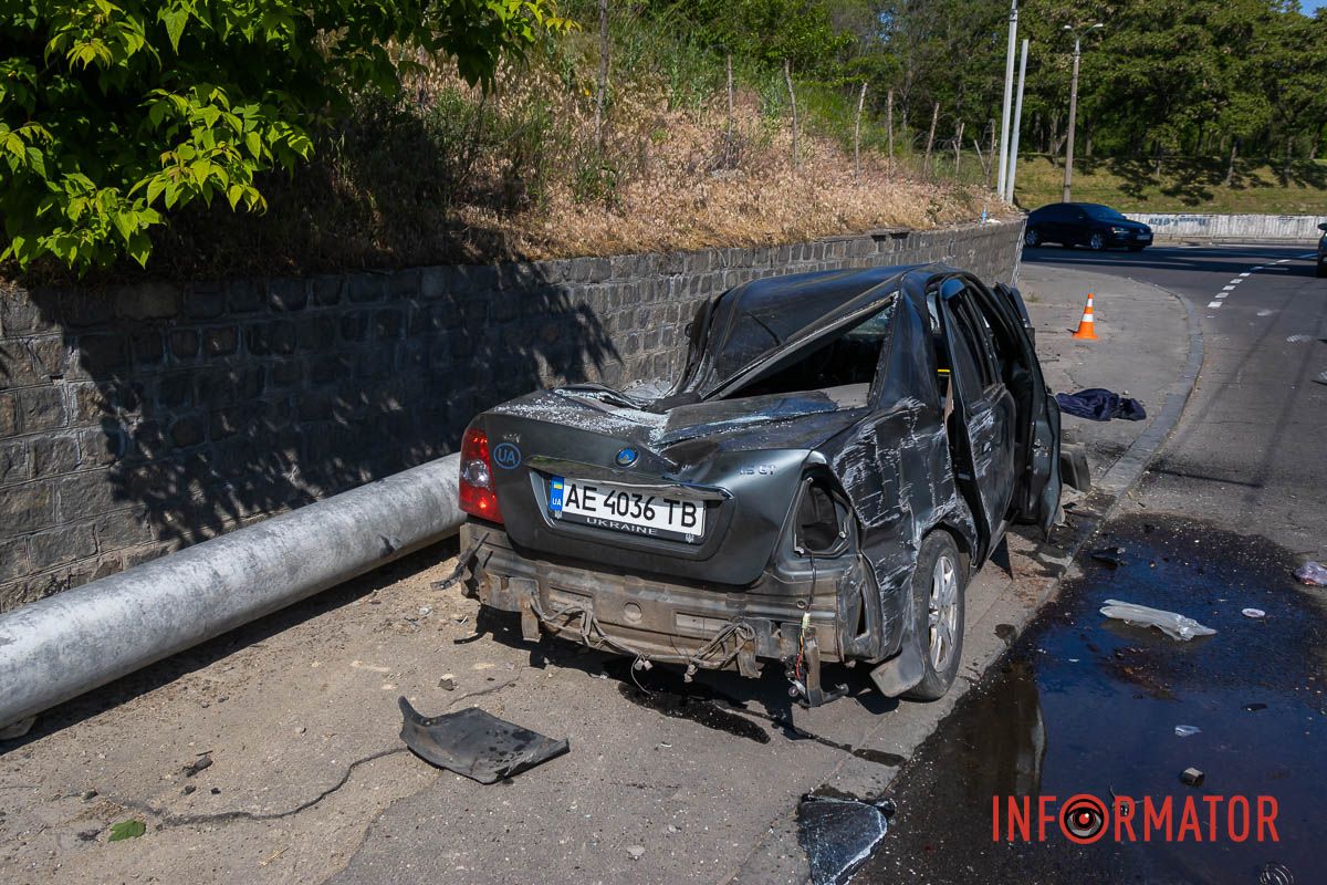 Станом на ранок, 18 травня, машина знаходиться на місці ДТП