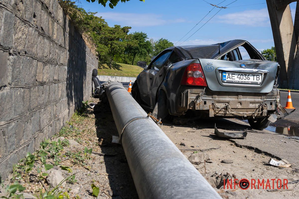 Внаслідок аварії загинув водій, пасажирка - в лікарні