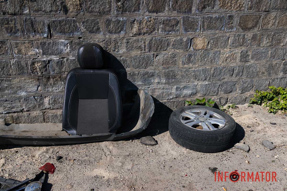 Деталі автівки розкидало по дорозі