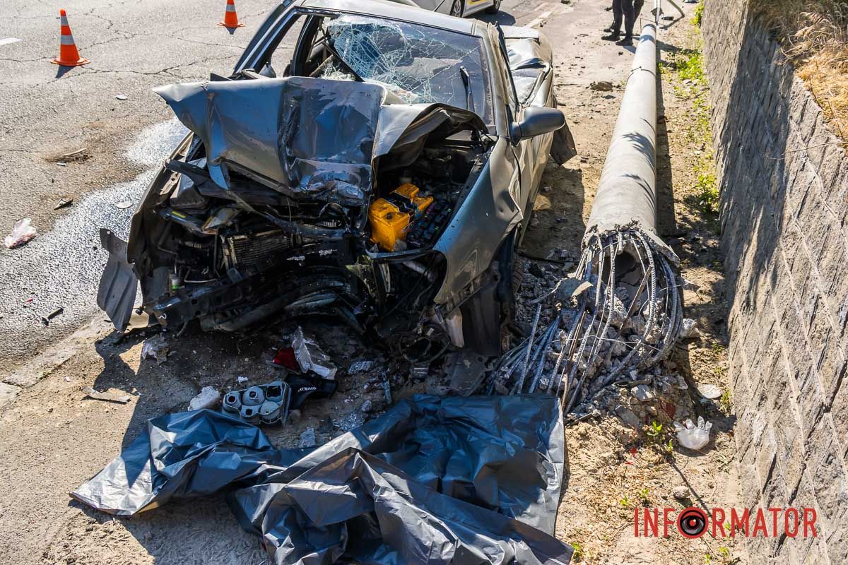 Повалена опора, з якою зіткнулася Geely