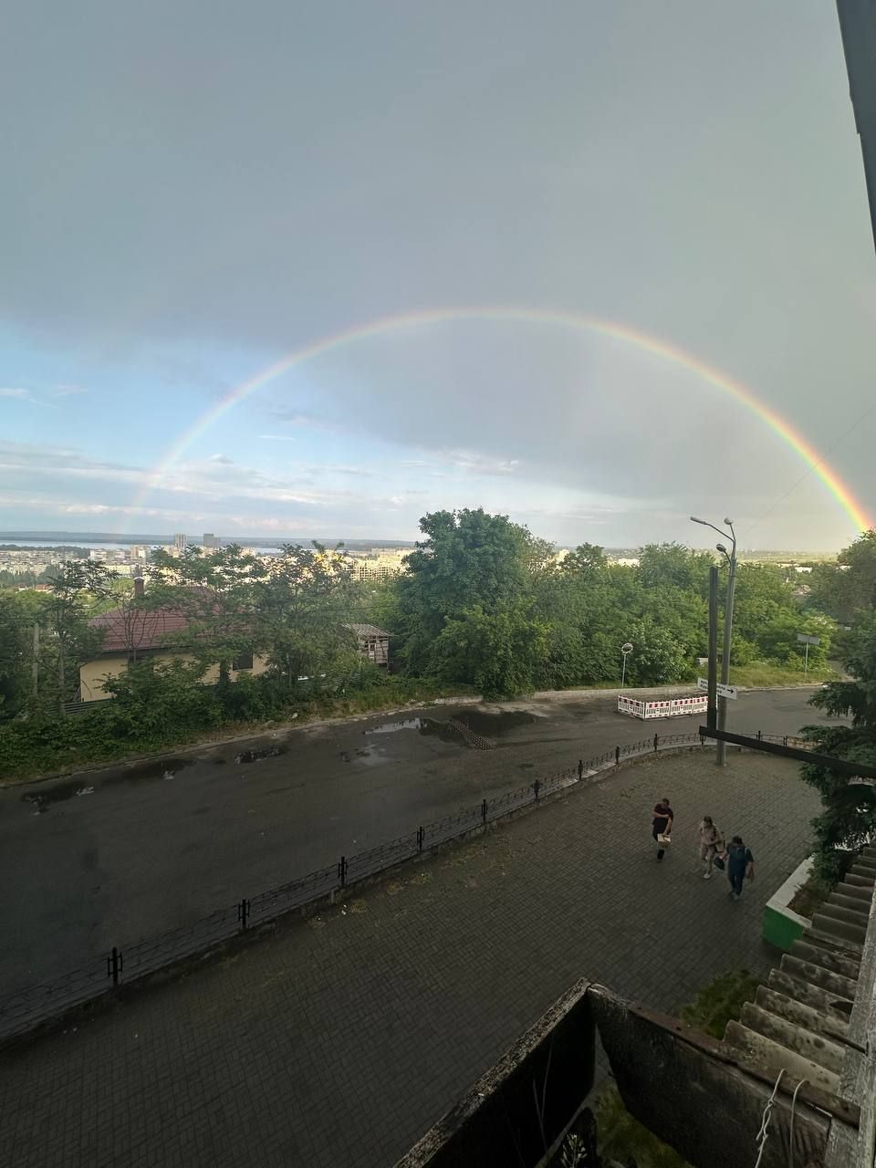 Подпирает небо