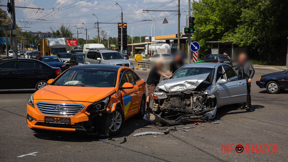 В Днепре на Запорожском шоссе столкнулись Hyundai службы такси Uklon и Kia: образовалась пробка