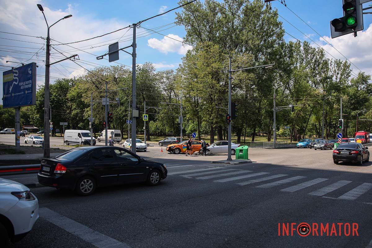 Автівки зайняли дві смуги Автівки зайняли дві смуги