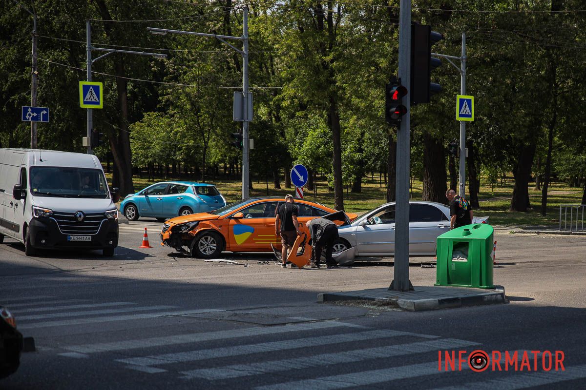 Тут зіштовхнулися Hyundai служби таксі Uklon та Kia  Тут зіштовхнулися Hyundai служби таксі Uklon та Kia