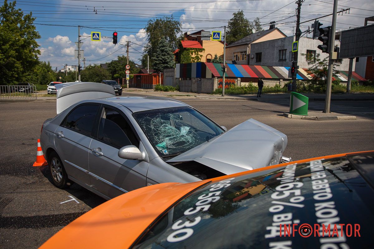 В результаті зіткнення рух по Запорізькому шосе в напрямку ТРЦ "Дафі" ускладнився В результаті зіткнення рух по Запорізькому шосе в напрямку ТРЦ "Дафі" ускладнився