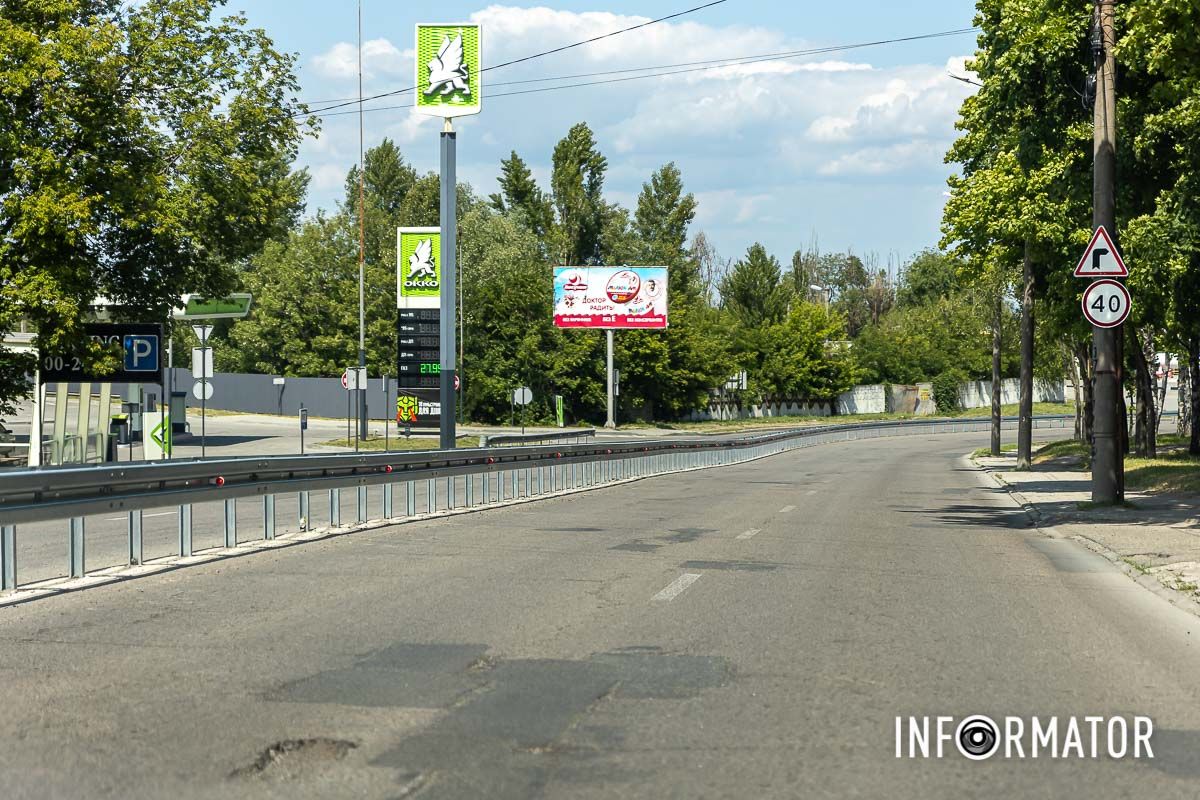 У Дніпрі комунальники закінчили монтаж відбійника на вулиці Космічній