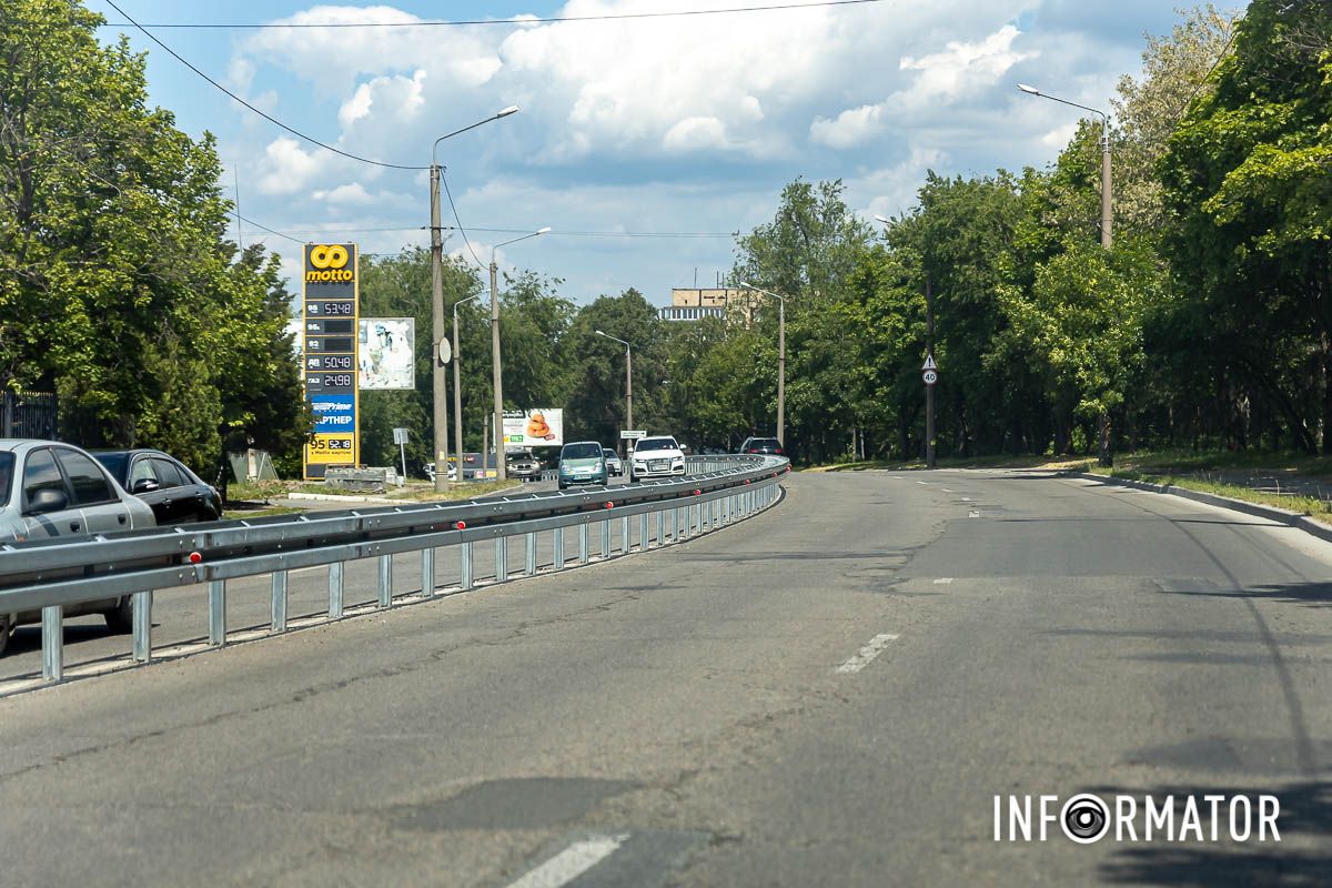 Він знаходиться на ділянці від проспекту Праці до повороту на житловий масив Сокіл