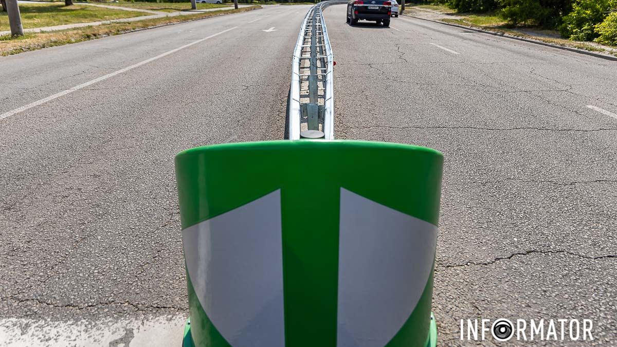 Одна з найбільш аварійних ділянок у місті: у Дніпрі на Космічній встановили відбійник