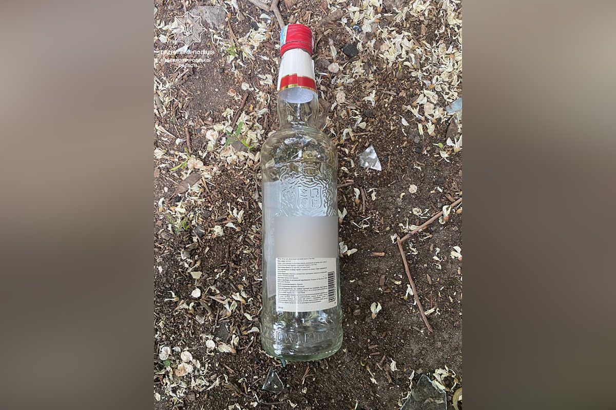 Водій вийшов із транспортного засобу із пляшкою алкоголю Водій вийшов із транспортного засобу із пляшкою алкоголю