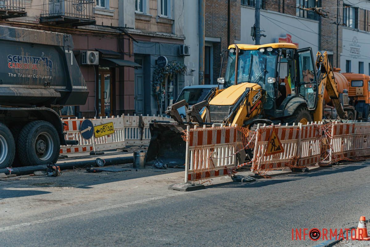 На Фабра ремонтують каналізаційний трубопровід