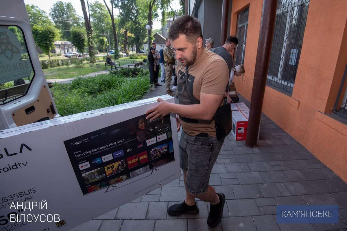 Передали разом з представниками громадських організацій «Фонд розвитку Кам’янського» та «Бджола» Передали разом з представниками громадських організацій «Фонд розвитку Кам’янського» та «Бджола»