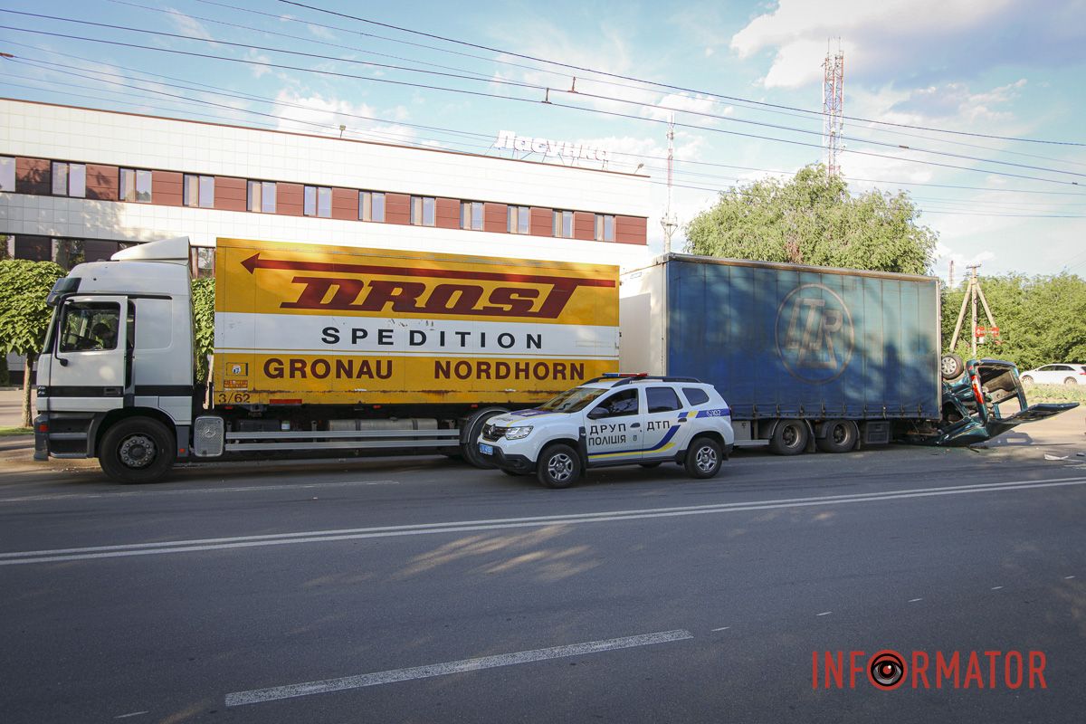 У «Лакомства» Renault столкнулся с Acura У «Лакомства» Renault столкнулся с Acura