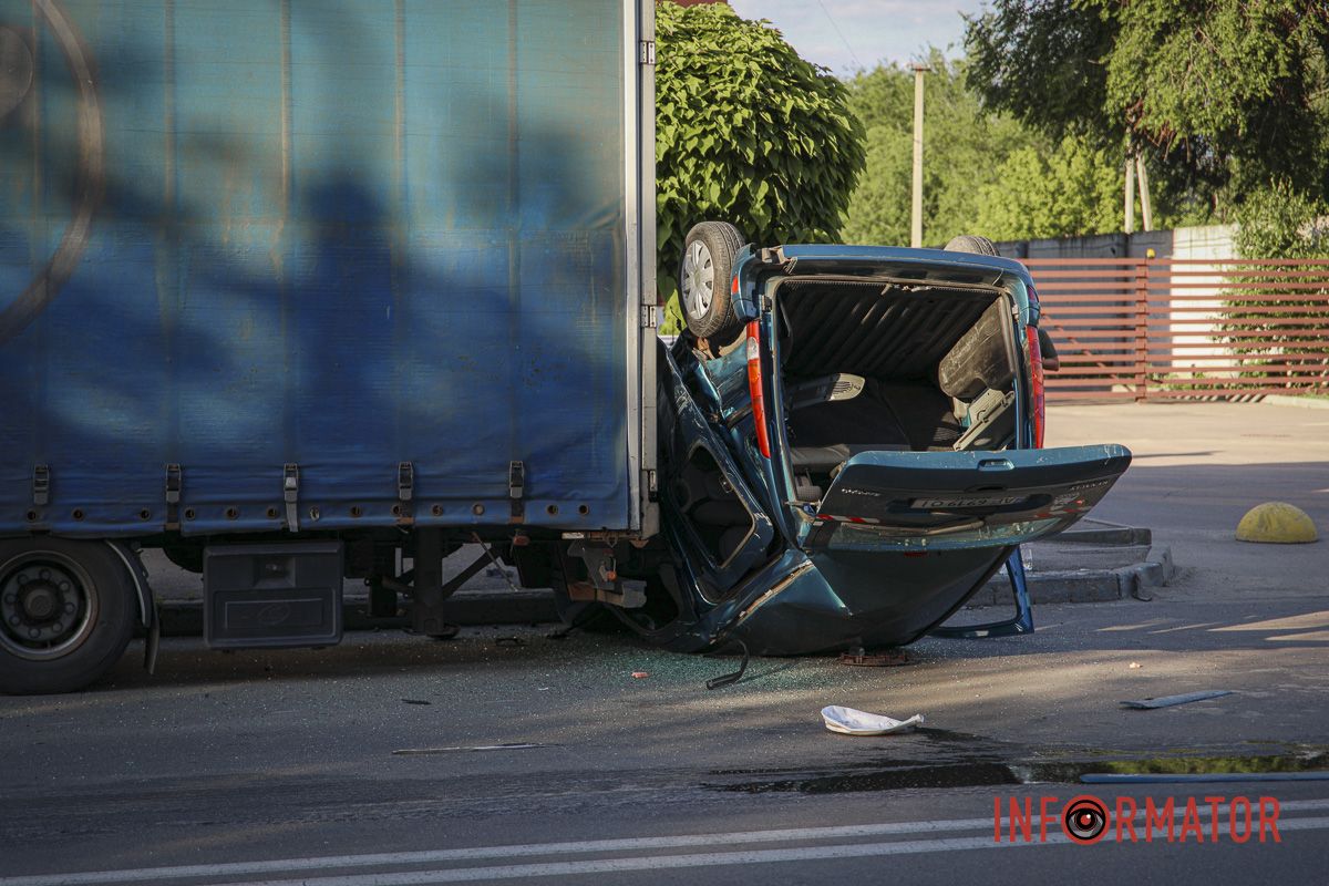 Renault перевернулся на крышу и задел фуру Mercedes Renault перевернулся на крышу и задел фуру Mercedes