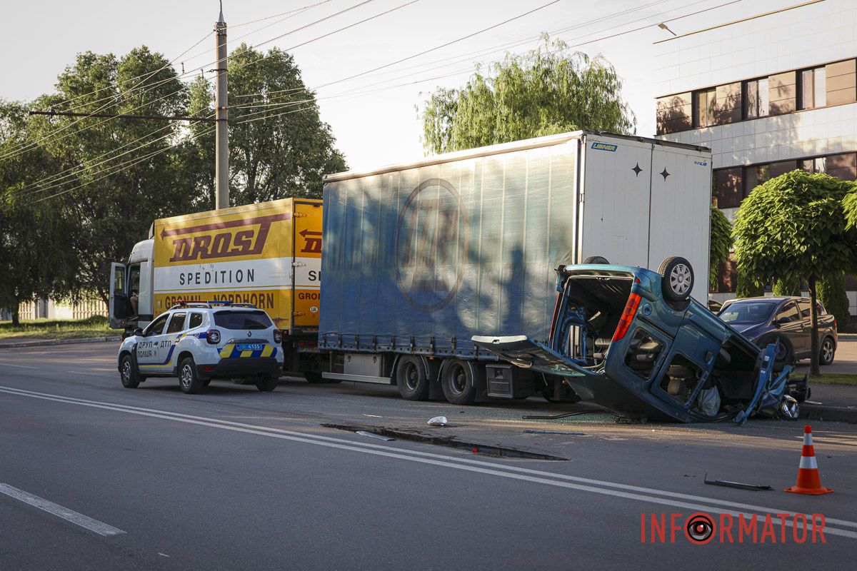 Заняты обе полосы по Березинской в сторону Генерала Захарченко Заняты обе полосы по Березинской в сторону Генерала Захарченко