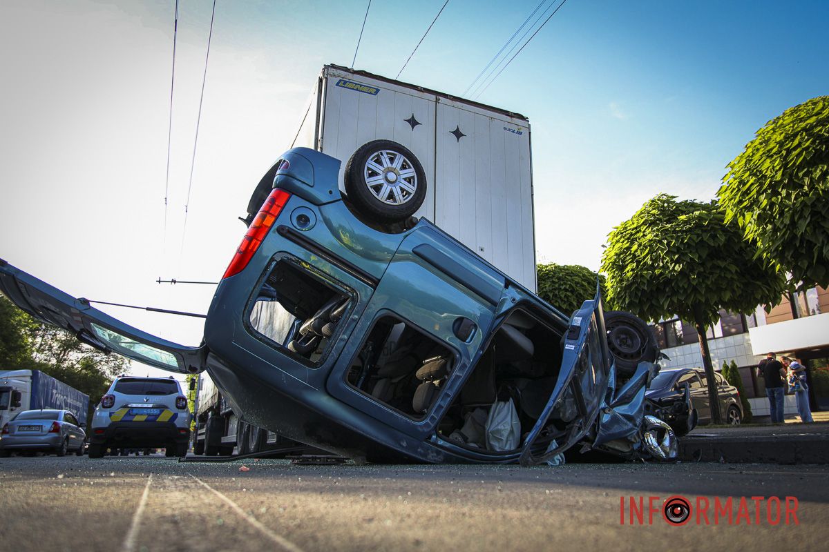 По состоянию на 18:40 здесь работают патрульные и следователь по ДТП По состоянию на 18:40 здесь работают патрульные и следователь по ДТП